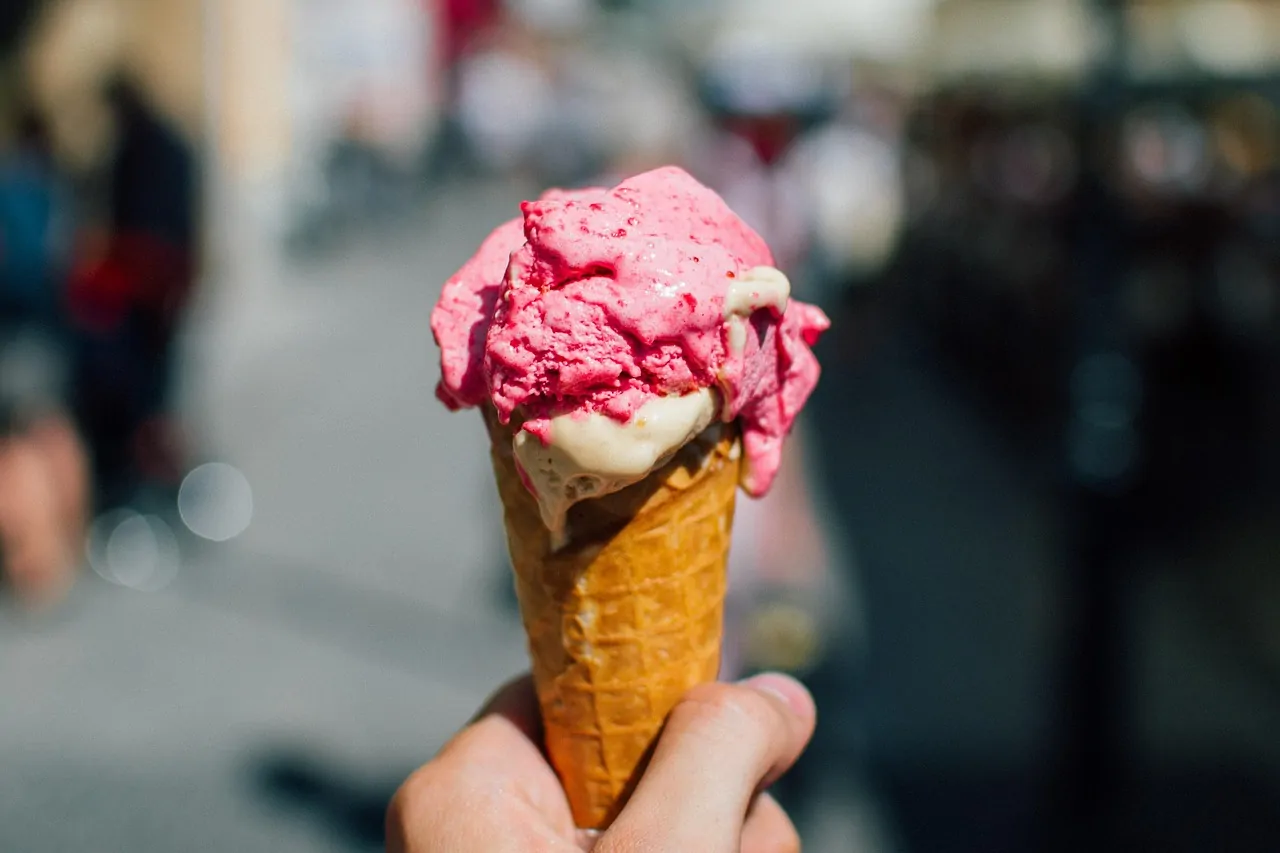 Gelato display and serving